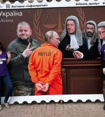 Рух Чесно до 9 травня замінив марку-фотозону в центрі Києва на “Путіна у Гаазі”