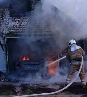 У Полтавському районі в гаражі згорів автомобіль