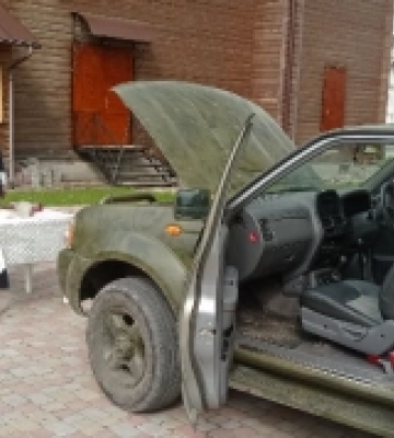 В Острозі освятили автомобіль для української армії, який придбали волонтери