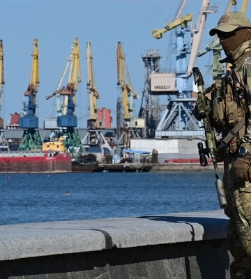 Росіяни продовжують грабувати та примусово паспортизують населення окупованого Бердянська