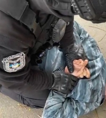 У Києві чоловік наживався на родичах зниклих безвісти захисників: обіцяв евакуювати їх із передової