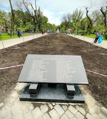 В Одесі в Прохоровському сквері посадили клени