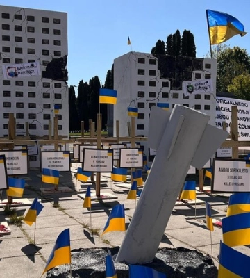 Сотні українських прапорів: у Варшаві біля пам&#039;ятника радянським солдатам нагадали про злочини РФ