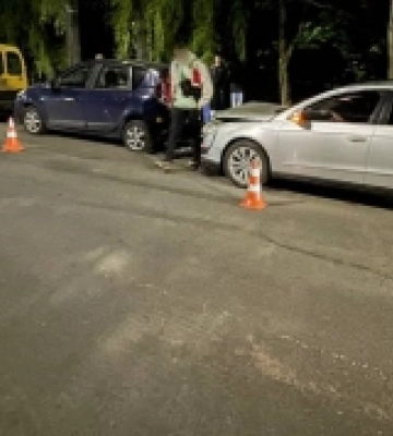 У Луцьку винуватець аварії пошкодив припарковані автомобілі