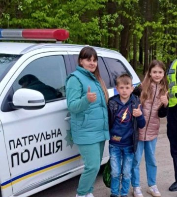 Сарненські патрульні допомогли мамі з двома дітьми дістатися додому