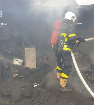На Львівщині ледь не згорів будинок від пожежі у господарській будівлі, - ФОТО