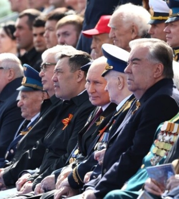 МЗС звернулося до гостей кремлівського параду: Вас використав воєнний злочинець