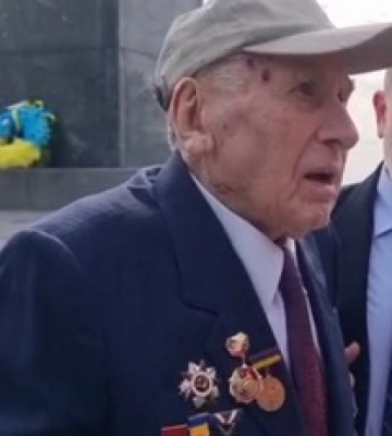 Поодинокі перехожі та поліція: як проходить 9 травня в Києві біля Меморіалу вічної слави. Фоторепортаж