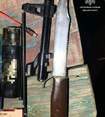 В Одесі п’яний чоловік побив сокирою автомобіль