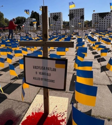 Сотні українських прапорів: у Варшаві біля пам&#039;ятника радянським солдатам нагадали про злочини РФ