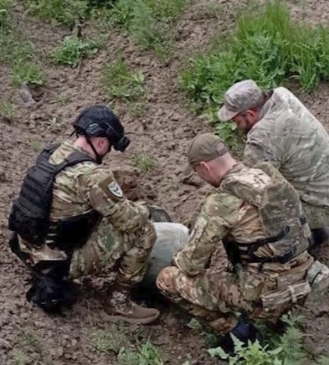 Вибухотехніки знешкодили бойову частину ракети, яка впала у Дніпрі