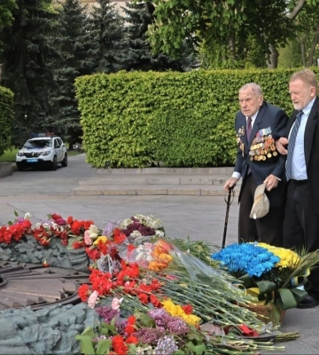 Поодинокі перехожі та поліція: як проходить 9 травня в Києві біля Меморіалу вічної слави. Фоторепортаж