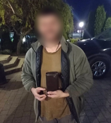 Розшукали чоловіка та повернули втрачений гаманець