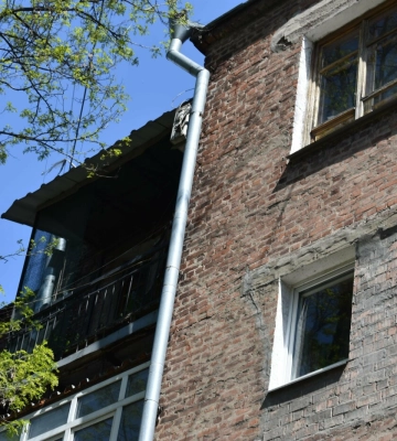 Ракетна атака по Дніпру: як усувають наслідки у пошкодженому будинку