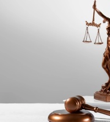 У Львові засудили 18-річну дівчину за секс на зупинці: про партнера &quot;слуги Феміди&quot; не згадали