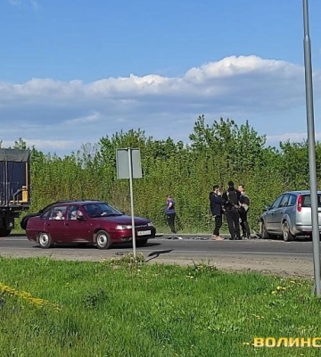 ДТП поблизу Луцька: не розминулися вантажівка та легковик