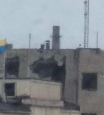 У Маріуполі на будівлі зруйнованого палацу культури Іскра вивісили прапор України