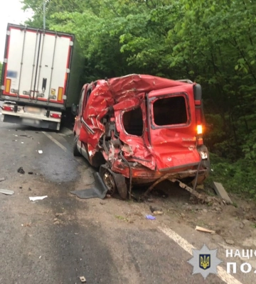 У Вінниці вантажівка наздогнала мікроавтобус, водій якого загинув на місці (ФОТО)