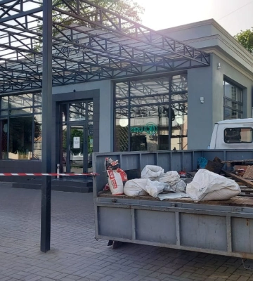 У Сумах почали демонтаж незаконного металевого каркасу на Соборній