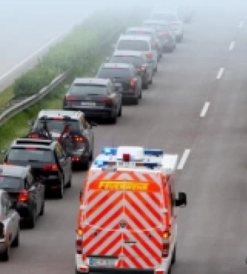Жителям Рівненщини нагадали, як в заторі водіям створити аварійний коридор для«швидкої»
