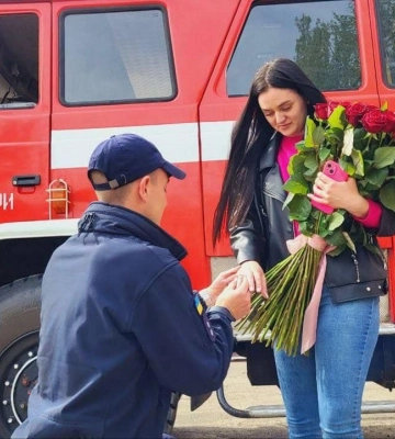 На Одещині рятувальник освідчився своїй коханій у пожежній частині, - ФОТО