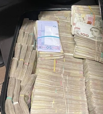 Через волинський пункт пропуску водій і пасажирка хотіли перевезти 2 мільйони гривень