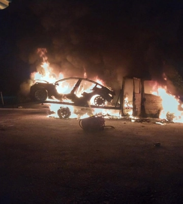 Водій отримав опіки, автовоз і &quot;Тесла&quot; згоріли - рятувальники повідомили деталі пожежі на АЗС на Дубенщині (ФОТО)