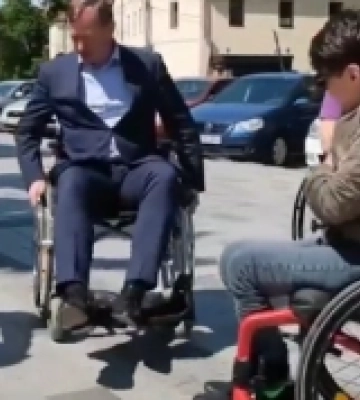 В Ужгороді високопосадовці на колісних кріслах перевірили доступність у місті