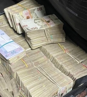 Через волинський пункт пропуску водій і пасажирка хотіли перевезти 2 мільйони гривень