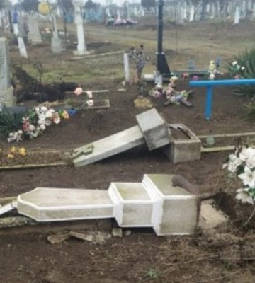 Вандал з Білгород-Дністровського району розтрощив кілька десятків могильних плит через втрату роботи