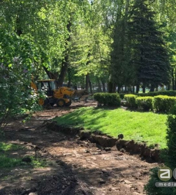 У Чернівцях триває реконструкція скверу на Соборній площі