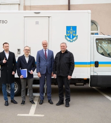 Франция передала Украине еще одну мобильную ДНК-лабораторию