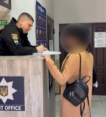 В Одесі жінка змушувала малолітнього сина жебракувати