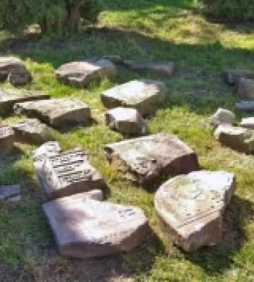 У Луцьку знайшли фрагменти надгробків з написами івритом