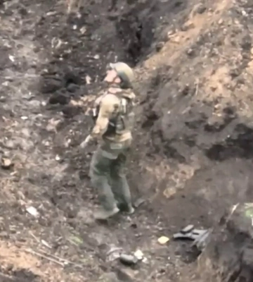 Возле Бахмута дрон взял в плен последнего живого оккупанта из группы пехотинцев.Эксклюзивное видео