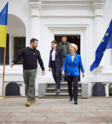 Неймовірний символізм: візит фон дер Ляєн до Києва контрастував із парадом у Москві
