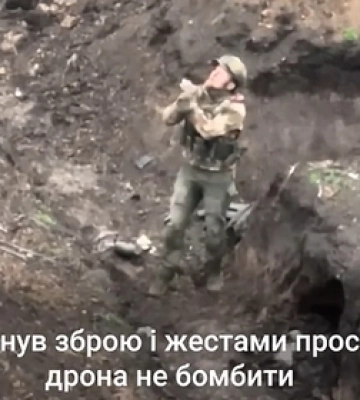 У спину стріляли свої: під Бахмутом окупант здався в полон українському дрону (відео)