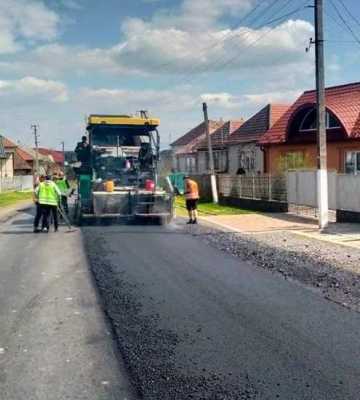 У Закарпатській області відновлюють покриття доріг місцевого значення одразу на кількох напрямках
