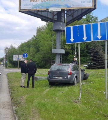 У Луцьку на Набережній п&amp;#039;яний водій «вилетів» з дороги
