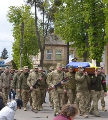 У Лебедині провели в останню путь загиблого військового