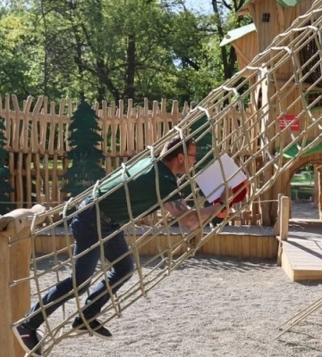 Дитячий майданчик в парку Франка перевірив міжнародний експерт