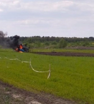 Проігнорували табличку з попередженням: на Рівненщині у полі підірвався трактор