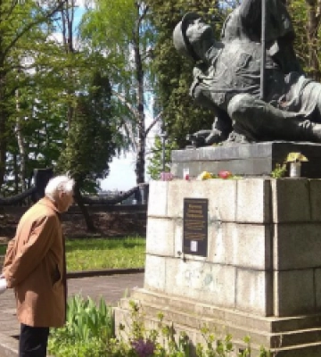 У Львові на пагорбі слави невідомі встановили пам’ятну табличку радянському танкістові: у мерії пообіцяли її демонтувати