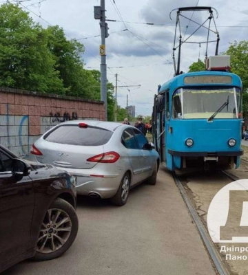 У Дніпрі водій легковика припаркувався та заблокував рух трамваю 