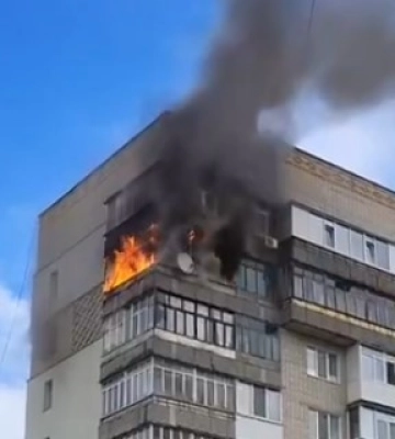 У Сумах патрульні евакуювали мешканців багатоповерхівки, у якій трапилася пожежа (відео)