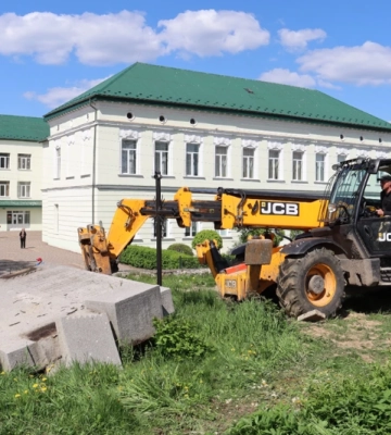 Мостиська: з центру міста забирають могили енкаведистів та комуністичних партфункціонерів