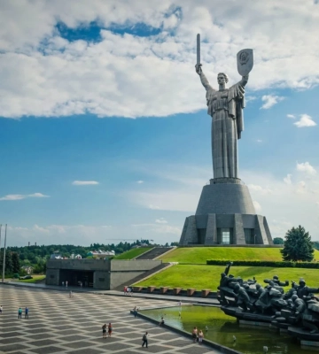 В голове Родины-Матери есть выдвижной кран, который поможет демонтировать герб СССР — эксперты