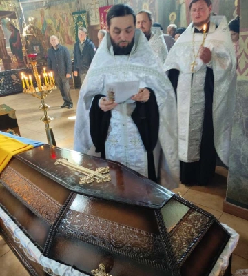 Попрощатися з передової приїхав і син-захисник: на Волині попрощалися із Героєм Анатолієм Швораком