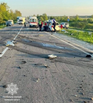 В аварії з вантажівкою на Львівщині загинула водійка і двоє дітей