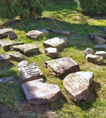 У Луцьку під час реконструкції будинку знайшли фрагменти надгробків з єврейських поховань